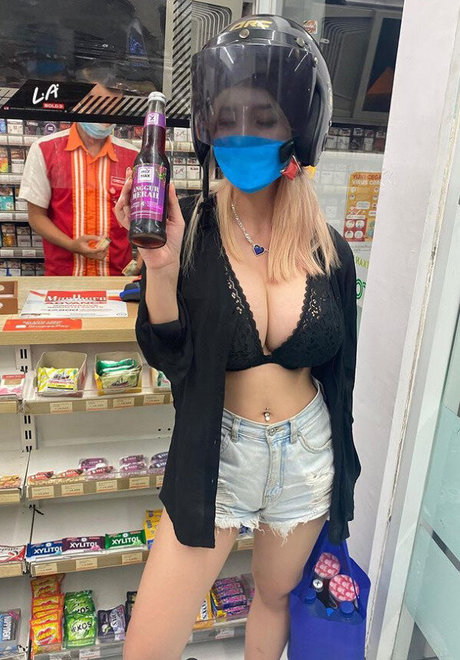 ブルネットの看護師OnlyFans 裸 画像