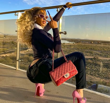 Cardi B ポルノスター エロティック 画像