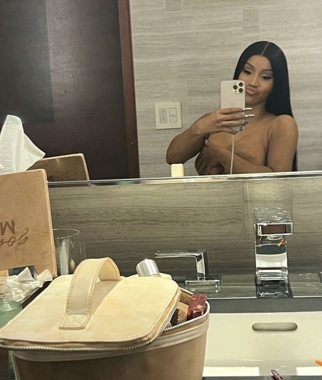 Cardi B セックスモデル 写真