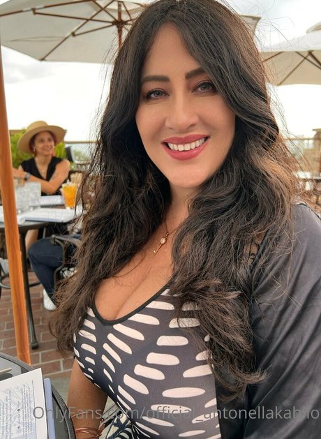 official antonellakahllo エロティックなスター 写真