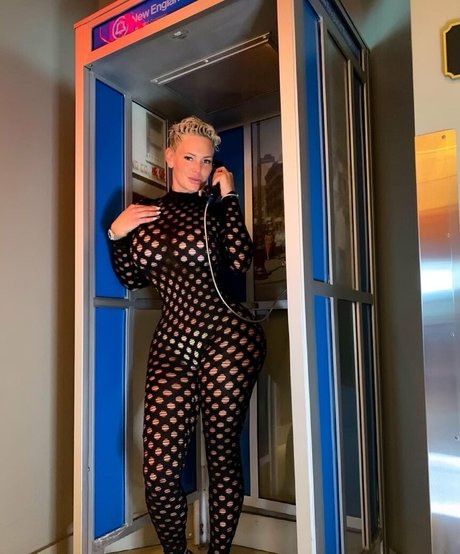 公共の場での猫のOnlyFans アダルト 写真