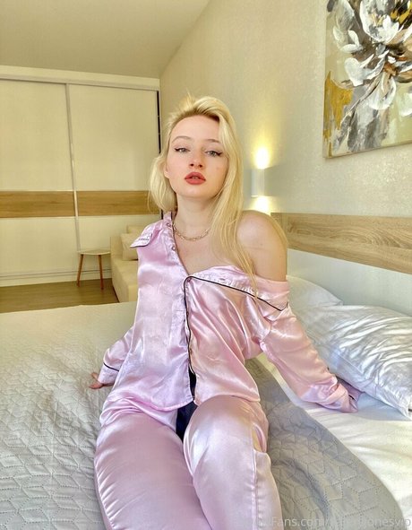 大学のOnlyFans アートヌード 写真