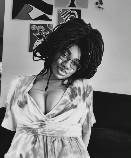 巨乳とお尻のOnlyFans HD 画像