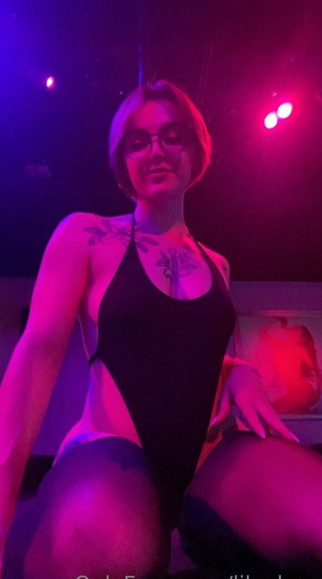 ティーングラスオンリーファン 裸 写真