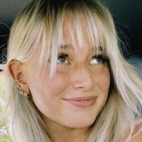 Hailey Felt ホットなモデル 写真