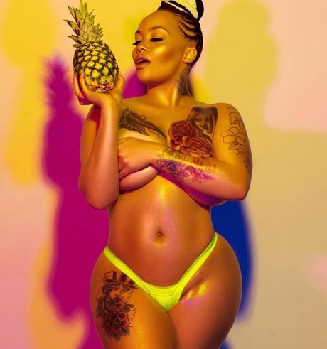 Sara Gold ポルノスター ヌード 写真