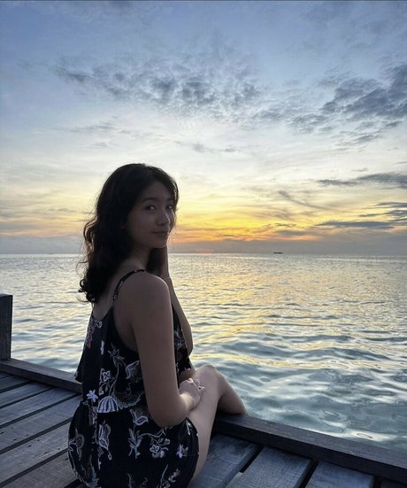 細身の巨乳OnlyFans アートヌード 写真