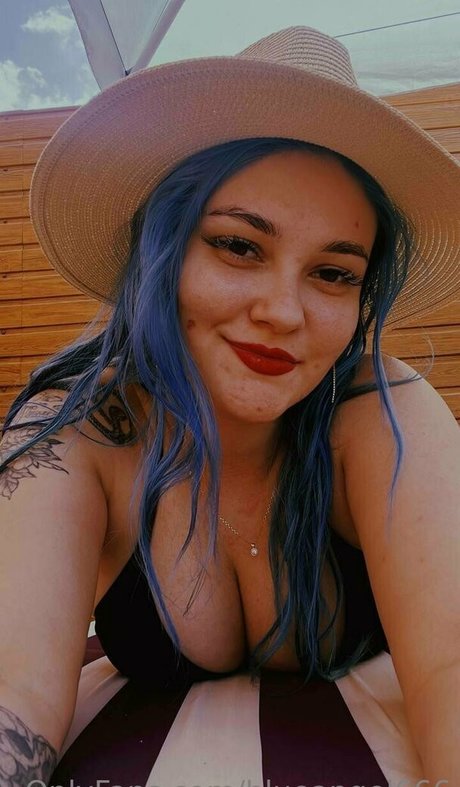 プールでの3P OnlyFans セックス 写真