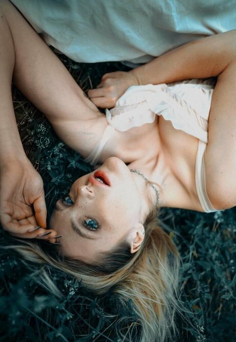 elara moonq top profile image