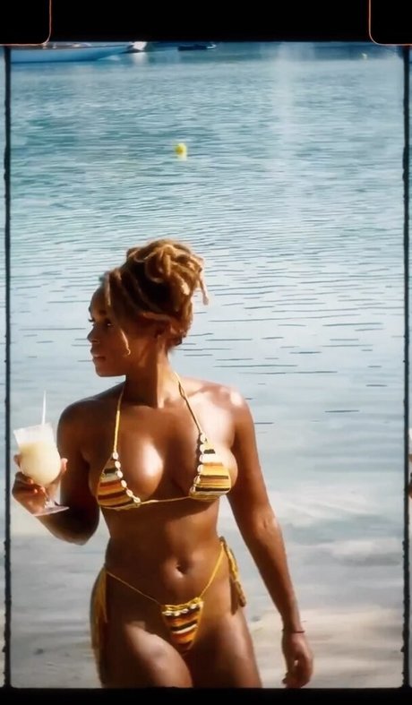 トップレスビーチOnlyFans 美しい 画像