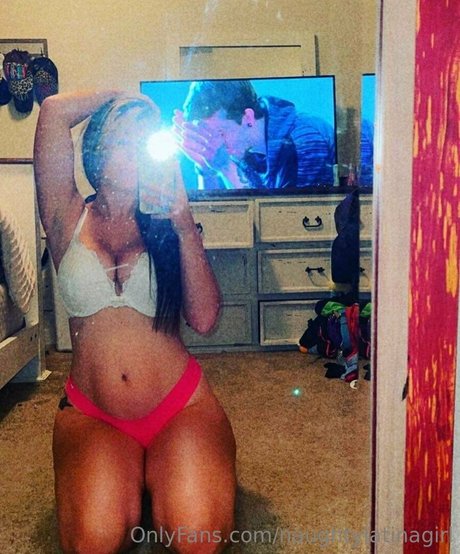 naughtylatinagirl 裸のモデル 写真