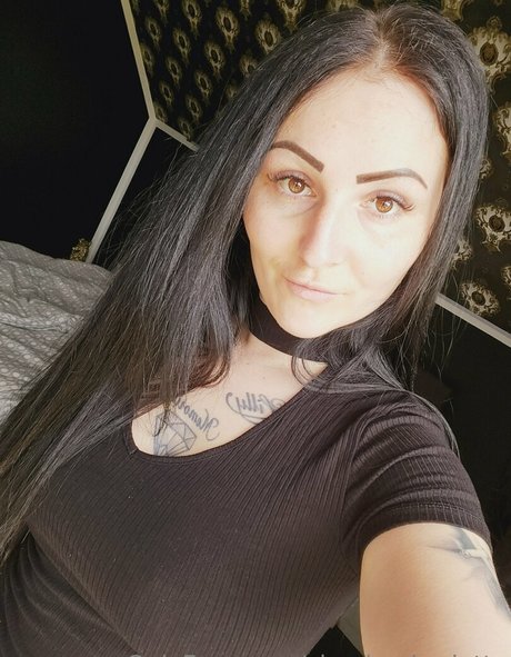 cheeky charlotte ポルノスター 独占 写真