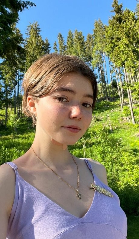 小柄なブロンドの熟女OnlyFans アートヌード ギャラリー