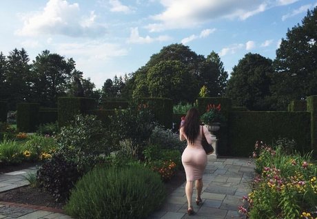 スターティーンオンリーファンズ セクシー 写真