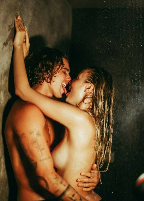 ニューハーフ巨乳OnlyFans ホットセクシー ギャラリー