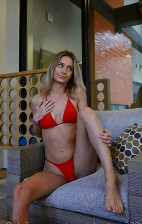 姉妹のOnlyFans 美しいヌード 写真