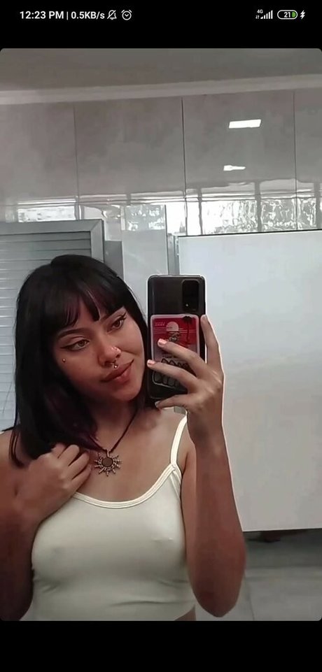 小柄で痩せたOnlyFans ポルノグラフィック 画像