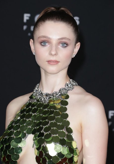 Thomasin Mckenzie ホットなポルノスター ギャラリー