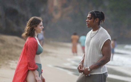 Thomasin Mckenzie 裸のスター 写真