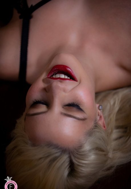 かわいい巨乳OnlyFans アートヌード 写真