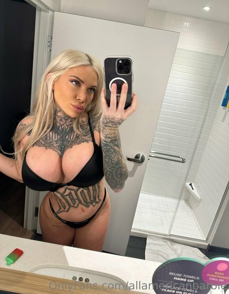 Christina Savoyy モデル 写真