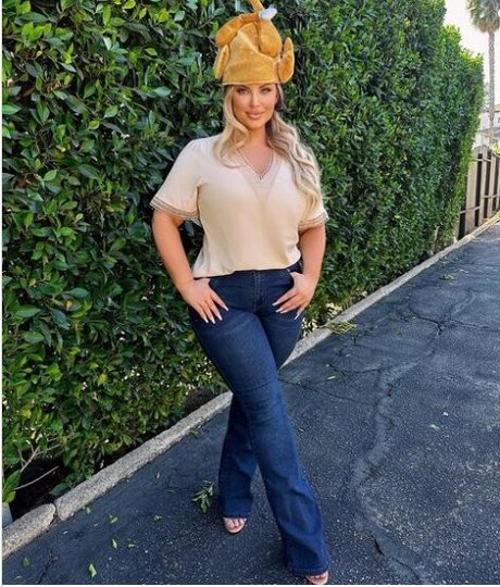 痩せた金髪の熟女OnlyFans アート裸 アーカイブ