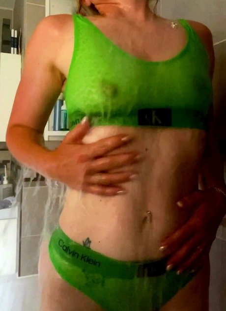 アジア人のタトゥー OnlyFans ヌード 写真