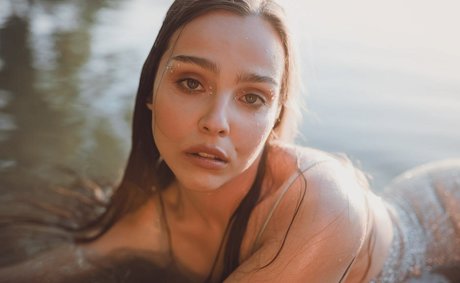 アーミーガールズオンリーファン アート裸 画像