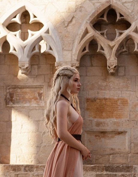 客室乗務員 OnlyFans アートヌード 写真