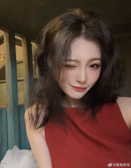 痩せた金髪の熟女OnlyFans アート裸 写真