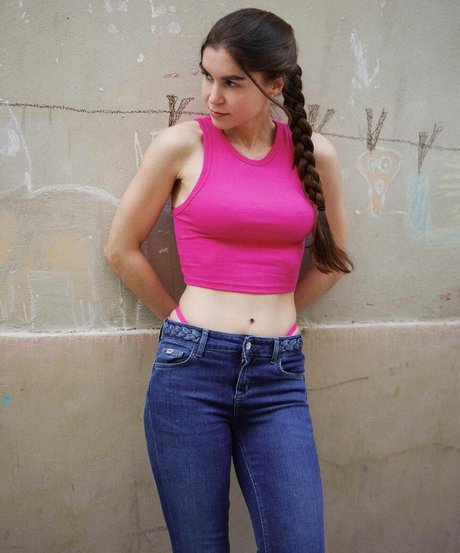 小柄なBBC OnlyFans セクシーヌード 写真