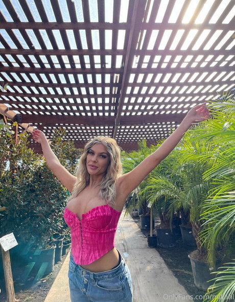 アーミーガールズオンリーファン セクシーヌード 画像