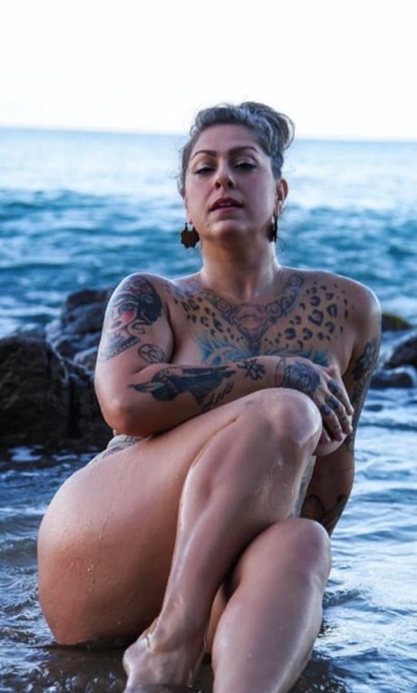 ブルネットの教師OnlyFans セクシーヌード 写真