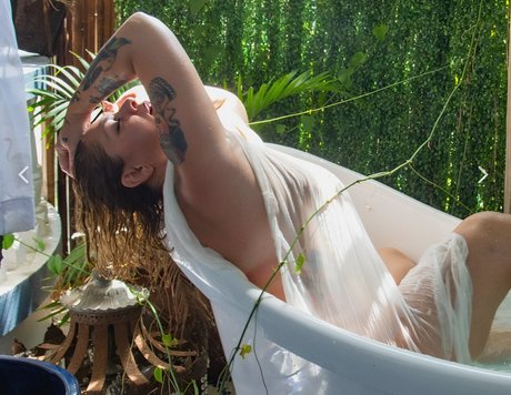 ブルネットの看護師OnlyFans アート裸 写真