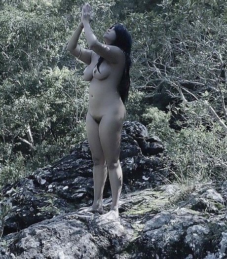 Aiysha Saagar ヌードモデル 写真