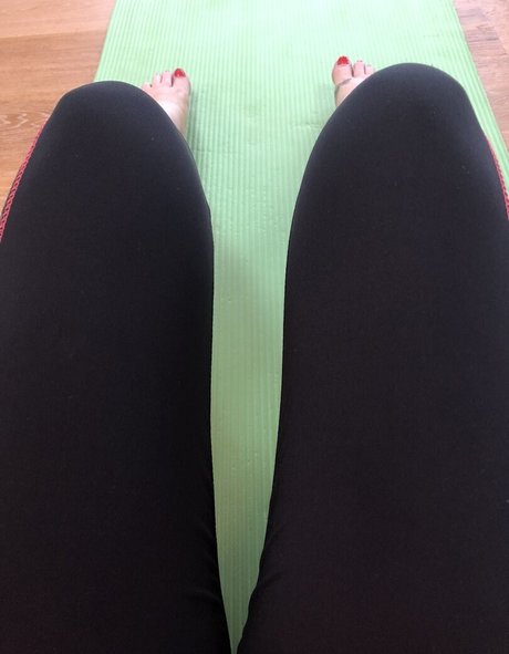 小柄なブロンドの熟女OnlyFans セクシーヌード ギャラリー