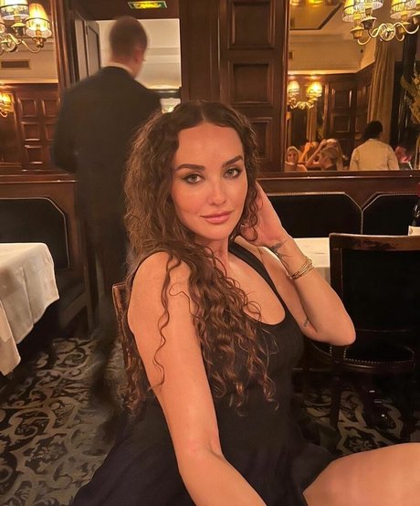 Elena Ora スター ヌード 写真