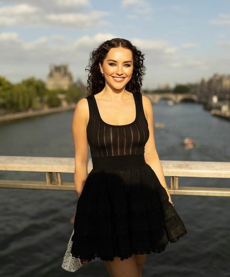 Elena Ora ポルノスター ヌード ギャラリー