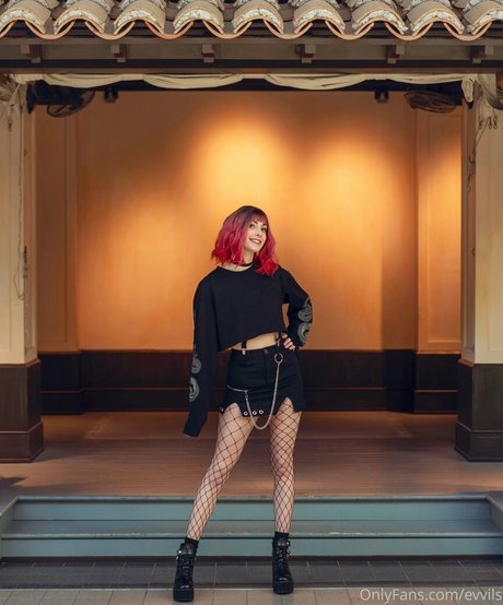 evvils ポルノ女優 写真