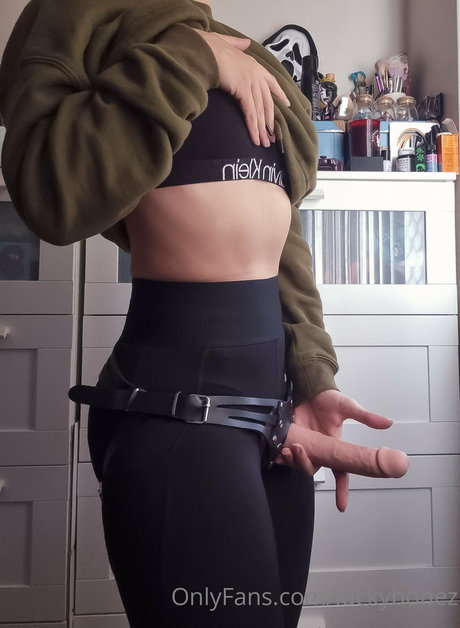 シーメールランジェリーOnlyFans セクシー裸 画像