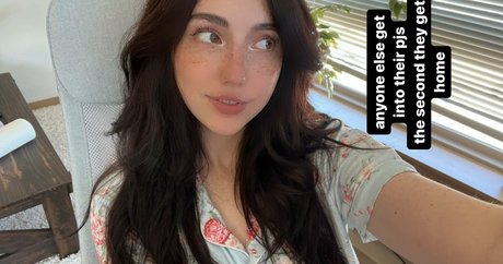 かわいい巨乳OnlyFans 美しいヌード 写真