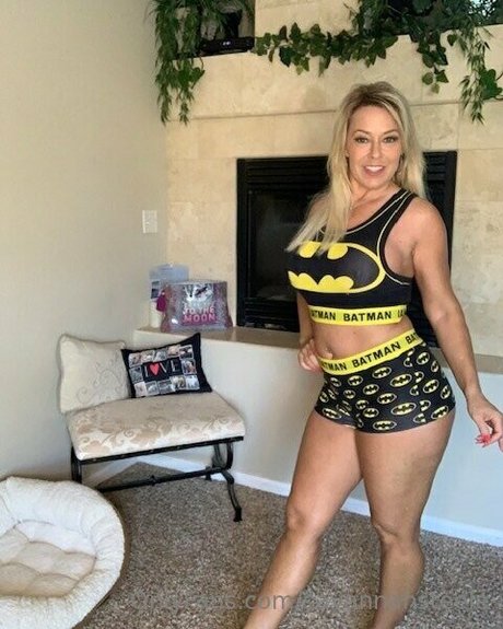 日焼けしたOnlyFans 美しいヌード 画像