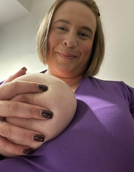 JuicyJune 美しいポルノスター 画像