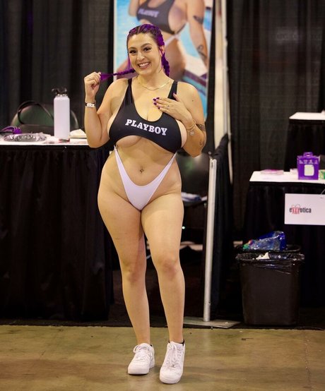 Reagan Foxx アダルトスター アーカイブ