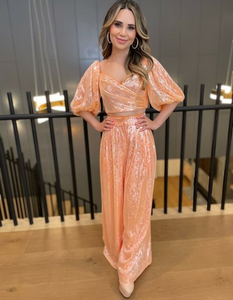 おばあちゃんの巨乳OnlyFans アート裸 画像