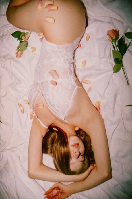 Amelia Korczak ヌード女優 写真