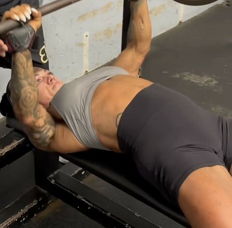 ボディビルダーカップルOnlyFans セックス 写真