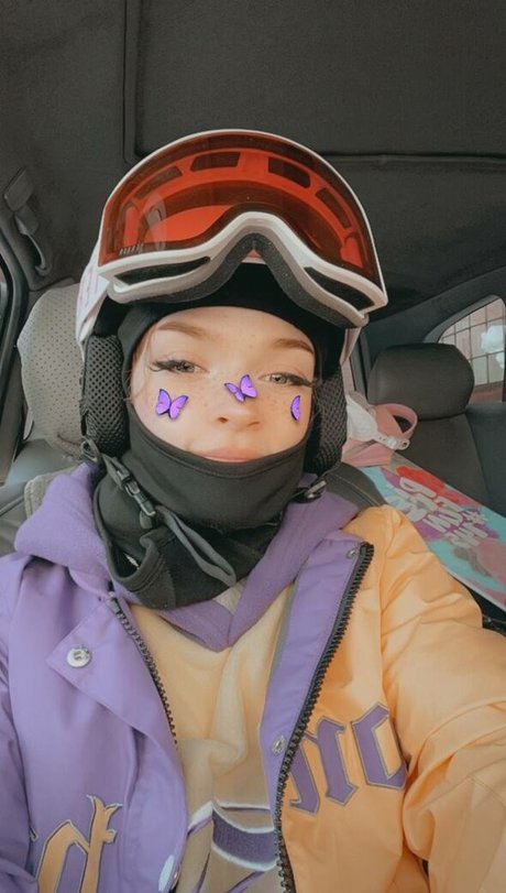 客室乗務員 OnlyFans アートヌード 画像