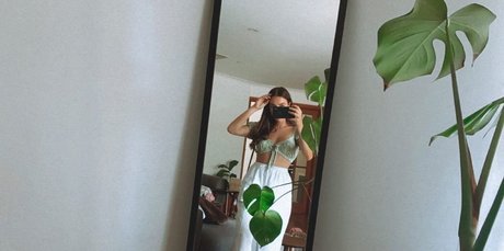 ブルネットの看護師OnlyFans 美しいヌード 画像