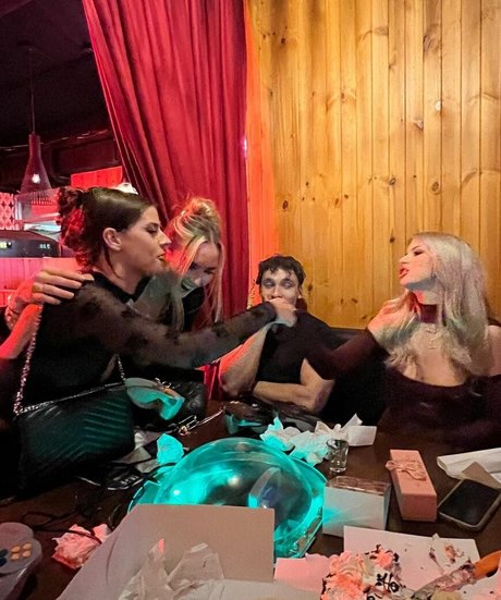 アジアンシャワー OnlyFans アート裸 ギャラリー